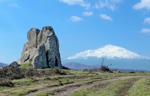 Immagine con neve, cielo, montagna, nuvole, azzurro, bianco, roccia, masso, strada, erba, verde, paesaggio, sentiero, prato, cima, grigio, sterrata