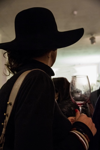 Immagine con cappello, bicchiere, donna, tracolla, vetro, vuoto, borsa, calice, mano