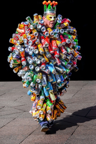 Immagine con lattine, maschera, corona, uomo, colori, verde, rosso, bibite, giallo, ombra, nero, originalità, barattoli, costume, azzurro, carnevale