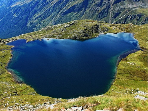 Immagine con montagna, lago, acqua, verde, erba, blu, montagne, azzurro, riflessi, laghetto, panorama, paesaggio, prati, sassi