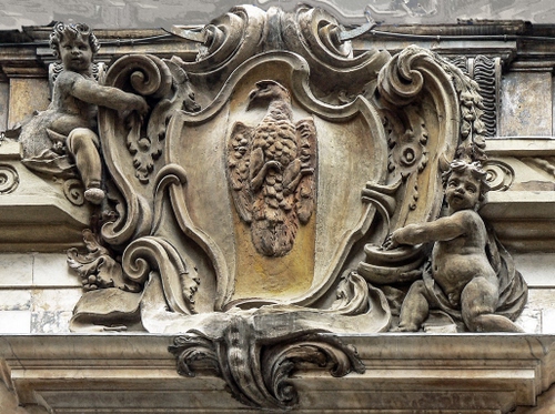 Immagine con stemma, aquila, putti, marmo, scultura, palazzo, bassorilievo, statue, due