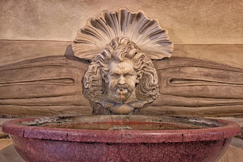 Immagine con conchiglia, fontana, vasca, acqua, marmo, mascherone, zampillo, pietra, acquasantiera, bocca, occhi, testa, capelli, faccia, scultura, viso, naso, rubinetto