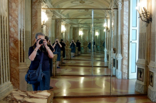 Immagine con fotografo, specchio, riflesso, specchi, borsa, marmo, riflessi, blu, palazzo