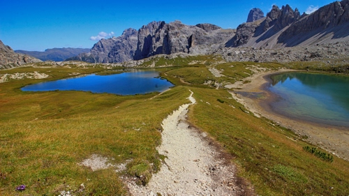 Immagine con laghi, sentiero, montagna, erba, azzurro, verde, cielo, montagne, rocce, cime, laghetti, acqua, riflessi, paesaggio, due, prato, roccia, dolomiti