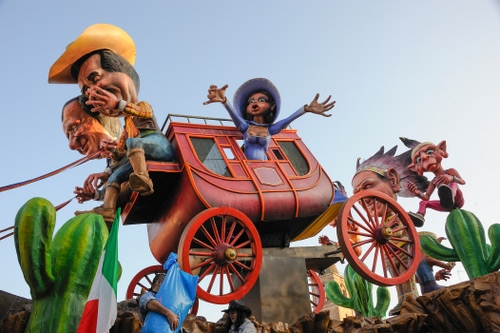 Immagine con carnevale, carro, ruote, diligenza, cactus, rosso, personaggi, maschere