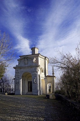 Immagine con cielo, alberi, nuvole, cappella, chiesa, statue, archi, rami, porta, croce, arco, stemma, chiesetta, azzurro, timpano