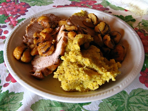 Immagine con piatto, carne, polenta, tovaglia, cibo, castagne, arrosto