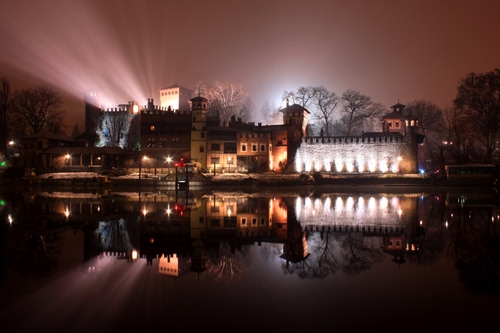 Immagine con castello, luci, acqua, notte, riflesso, notturno, torri, fiume, lago, riflessi, alberi