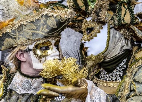 Immagine con carnevale, maschere, oro, bianco, mano, venezia, cappello, maschera
