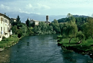 alberi, fiume, verde, campanile, acqua, chiesa, case, montagne, erba, cielo, paesaggio, piante, prati, colline, nuvole