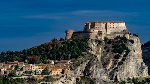castello, alberi, cielo, case, roccia, torri, rocca, paese, verde, borgo, bastioni, fortezza, azzurro, panorama