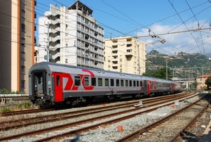 treno, binari, palazzi, rotaie, vagoni, fili, rosso, stazione