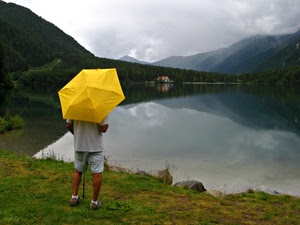 giallo, lago, ombrello, montagna, pioggia, montagne, verde, riflessi