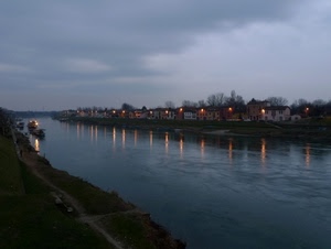 fiume, acqua, luci, barche, riflessi, case, riflesso, notte, nuvole, cielo, alberi, barca, sera, notturno