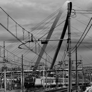 pali, fili, treno, stazione, bianconero, ferrovia, binari, semafori, cielo, vagoni, segnali, nuvole, cavi, locomotiva, treni