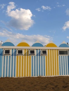 cabine, spiaggia, giallo, nuvole, righe, azzurro, colori, celeste, bicolore, sabbia