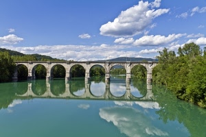 fiume, nuvole, ponte, archi, riflesso, acqua, cielo, verde, alberi, riflessi, montagne, arcate, pilastri, azzurro