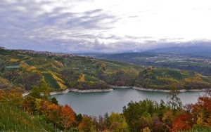 lago, panorama, alberi, autunno, verde, colline, paesaggio, rosso, acqua, nuvole, natura