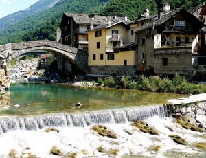 fiume, ponte, case, acqua, montagna, cascata, alberi, verde, finestre, borgo, comignoli, balconi, paese, tetti, arco