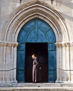 frate, arco, chiesa, porta, portone, portale, monaco, colonne, prete, saio