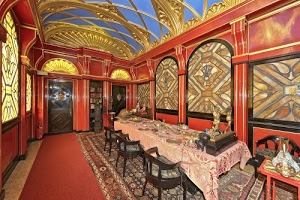 sedie, rosso, tovaglia, tappeto, tavolo, piatti, sala, porte, vetrate, tavola, cuscini, colori, soffitto, porta, archi, decorazioni, statue, tappeti