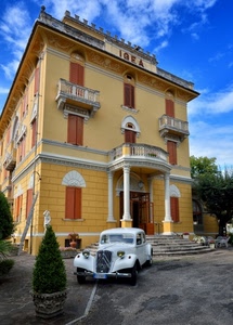 colonne, finestre, balconi, automobile, nuvole, giallo, cielo, bianco, auto, scala, palazzo, azzurro, villa, piante, alberi, scale, gradini, edificio, casa, epoca, macchina, pianta