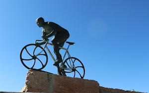 bicicletta, ciclista, ruote, monumento, azzurro, cielo, statua, raggi, sella, pietra, bici, cerchio, roccia, scultura
