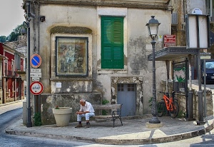 panchina, lampione, vaso, strada, uomo, case, scorcio, porta, finestra, seduto, finestre, cartelli, bicicletta, verde, angolo, anziano, segnali, persona, vicolo, tettoia, pensilina, edicola