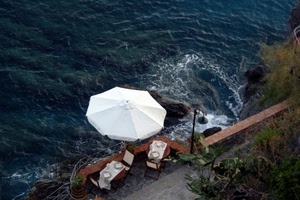 mare, ombrellone, tavoli, bianco, tavolini, sedie, acqua, onde, lampione, terrazza