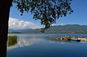 albero, lago, barche, acqua, barca, rami, montagne, nuvole, panorama, pontile, riflessi
