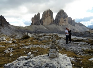 nuvole, coppia, cime, pietre, rocce, tre, montagna, sassi, montagne, persone, erba, selfie, cielo, verde, massi, roccia, due, dolomiti, panorama, vette, lavaredo
