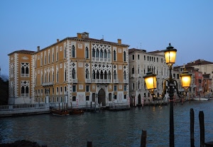 venezia, lampione, finestre, canale, palazzo, pali, palazzi, barche, laguna, luci, acqua, cielo, acceso, porte, architettura, scorcio, archi, portone, tre, arancione, giallo, portoni, lampioni, bifore