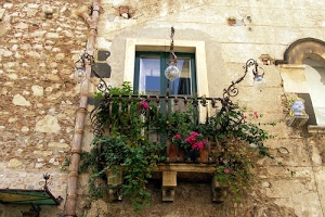 fiori, balcone, piante, verde, lampade, finestra, ringhiera, muro, lampioni, arco, vetri, tubo, casa, pietre, porta, vasi