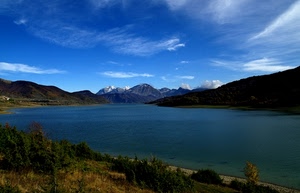 nuvole, lago, montagne, alberi, acqua, cielo, verde, azzurro, cime, neve, panorama, piante, erba, bianco, natura, colline, blu, paesaggio