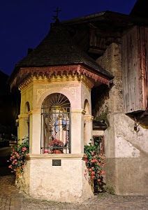 fiori, madonna, edicola, statua, arco, grata, piante, notte, tetto, inferriata, rosa, casa, case, capitello, religione, notturno, verde, vicolo