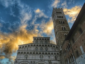 campanile, chiesa, nuvole, colonne, cielo, archi, finestre, torre, azzurro, facciata, bifore, lucca, trifore, tramonto, croce, merli