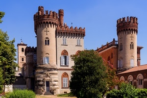 castello, finestre, alberi, torri, merli, verde, cielo, porta, croce, croci, giardino, foglie, tetti, azzurro