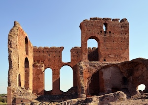 archi, rudere, cielo, mattoni, rovine, ruderi, azzurro, muri, finestre, staccionata, porte, archeologia, rosso, pietre, recinzione, resti, mura, aperture