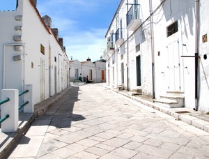 strada, bianco, porte, balconi, case, finestre, cielo, persone, ombra, vicolo, via, gradini, nuvole, ringhiere, ringhiera, ombre, scalini