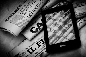 giornali, bianconero, carta, quotidiani, titoli, leggere, notizie, scritte, parole