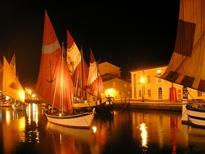 barche, vele, luci, riflessi, notte, lampioni, canale, riflesso, acqua, porto, ancora, notturno, palazzi, case