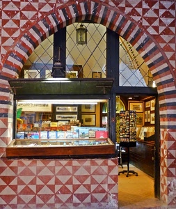 arco, negozio, vetrina, quadri, triangoli, rosso, lampada, lampione, quadrati, esposizione, vetro, lanterna, porta, mattonelle, geometrie