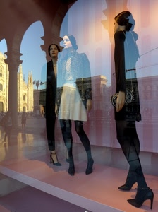 manichini, vetrina, tre, riflessi, riflesso, vetro, milano, vestiti, archi, colonne, negozio, scarpe, gonna, duomo, moda