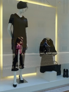 vetrina, manichino, riflesso, nero, scarpe, abiti, vestiti, bicicletta, riflessi