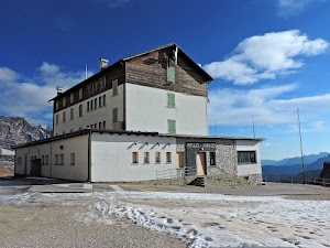 montagna, rifugio, neve, finestre, nuvole, cielo, legno, baita, scala, scale, inverno, bianco, persiane, azzurro, gradini, comignoli, edificio