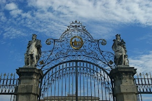 cancello, statue, ferro, stemma, nuvole, cielo, azzurro, oro, colonne, due, battuto, corona, metallo