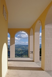 archi, nuvole, cielo, panorama, ringhiera, portico, ombre, affaccio, pilastri, colonne, paesaggio, bianco, ombra, montagne, lapide