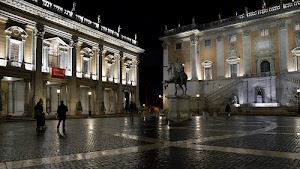 piazza, luci, palazzi, finestre, statua, monumento, notte, persone, campidoglio, riflessi, sera, cavallo, notturno, passanti, colonne, porte, scalinata