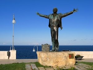 statua, mare, braccia, lampioni, erba, bronzo, azzurro, lampione, piedistallo, monumento, pietra, verde, cantante, cielo, scultura, blu, aperte, vaso, uomo, volare, fiori, muretto, polignano, targa, modugno, lungomare
