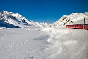 rosso, neve, cielo, treno, bianco, azzurro, montagne, ghiaccio, vagoni, montagna, cime, ferrovia, finestrini, inverno, pali, lago